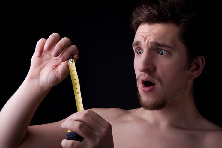 Un homme avec une roulette a mesuré un membre avant l'opération pour augmenter