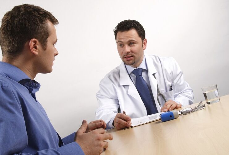 Une consultation chez le médecin avant une opération pour augmenter un membre