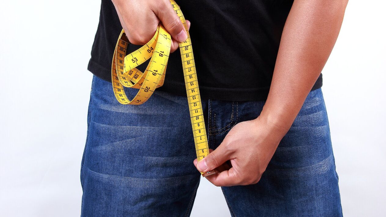 homme mesurant le pénis avant l'agrandissement